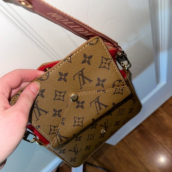Louis Vuitton Crossbody Bag with two wallets - Picture 5 of 8